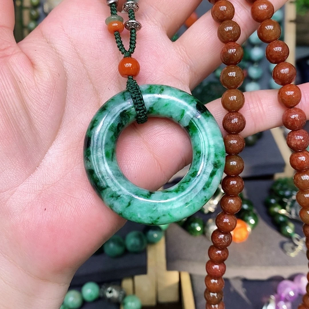 翡翠颈饰未镶嵌漂亮美眉