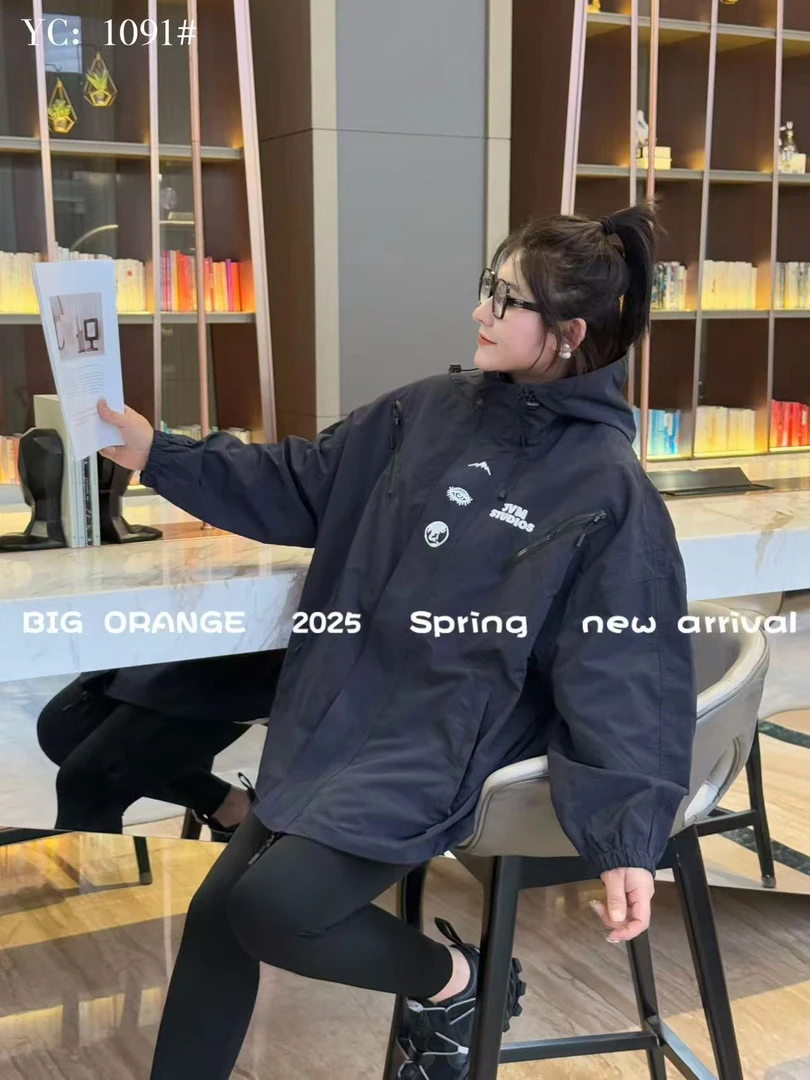 W阿薇•大橘子藏蓝色刺绣字母外套