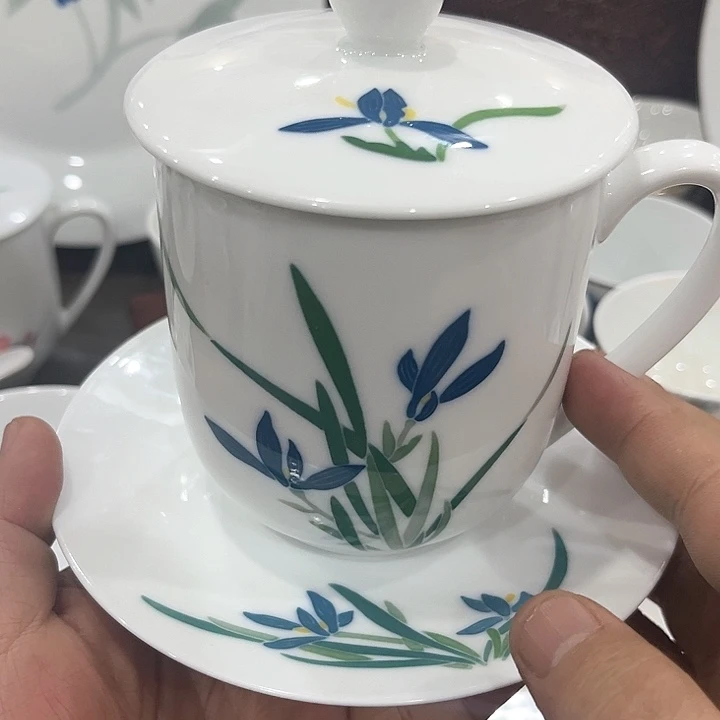釉下五彩的瓷器在