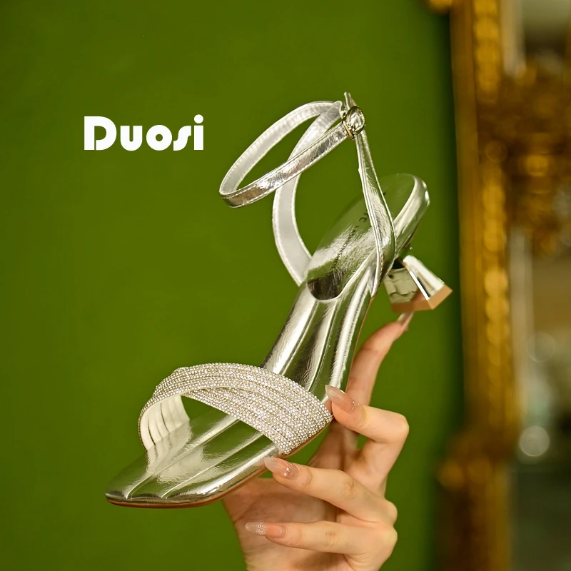 【DUOSI】8cm水钻银色一字带凉鞋女时尚细跟配裙子高跟鞋XD55517