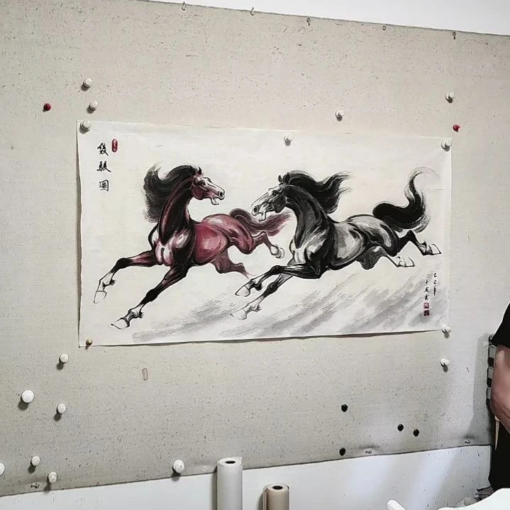 横款周士宸水墨写意奔马作品