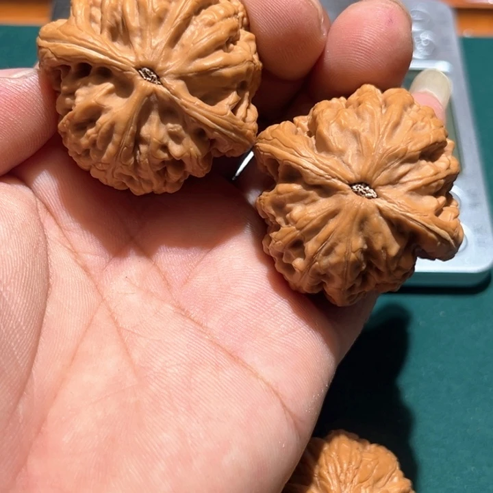 靖***阁文玩核桃把件红锦鲤