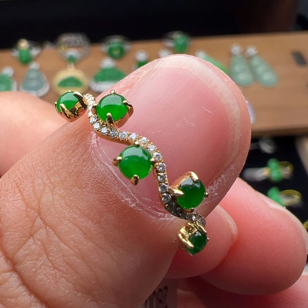 翡翠18K金镶嵌戒指5个蛋面