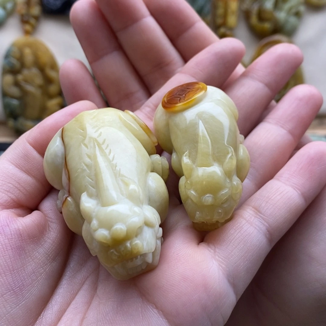 【闪购商品】蛇纹石玉手把未镶嵌冷*器貔貅