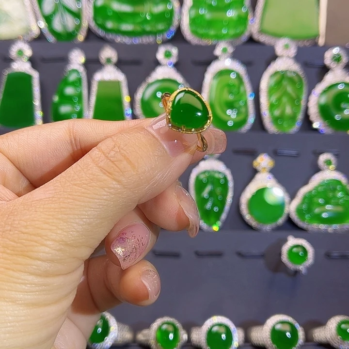 翡翠戒指18K金镶嵌戒指