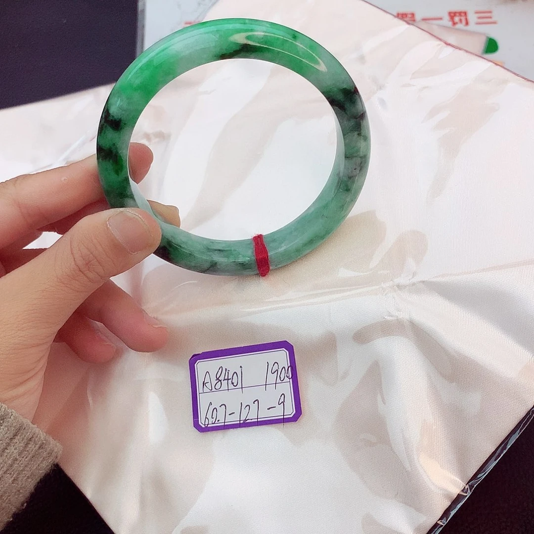 翡翠手镯未镶嵌翡翠