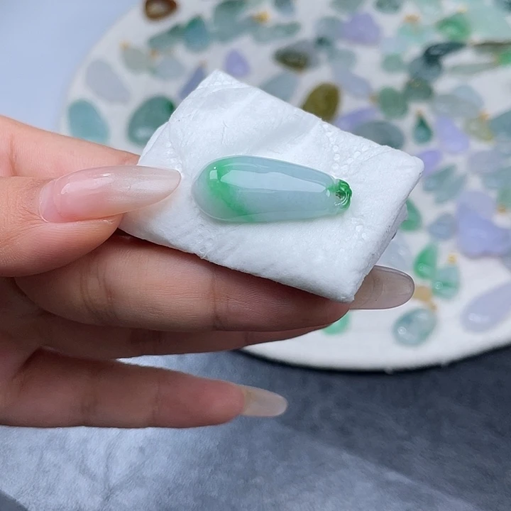 翡翠未镶嵌挂件白底青大瓜