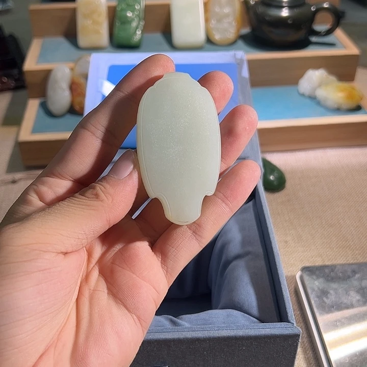 哈***德和田玉未镶嵌耳饰