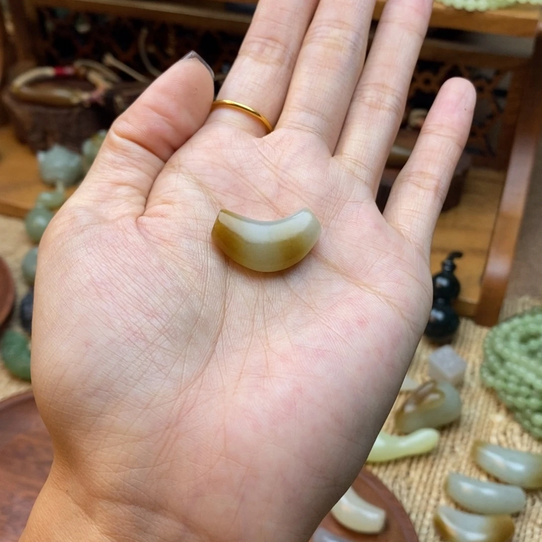 b***r和田玉（糖玉）未镶嵌颈饰