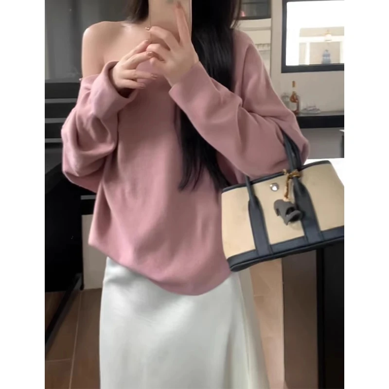 法式不规则斜肩粉色长袖针织衫女2025早秋季新款宽松显瘦露肩上衣