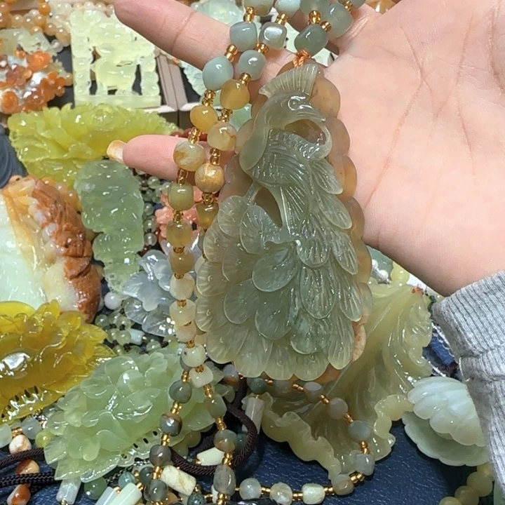 未镶嵌蛇纹石玉吊坠