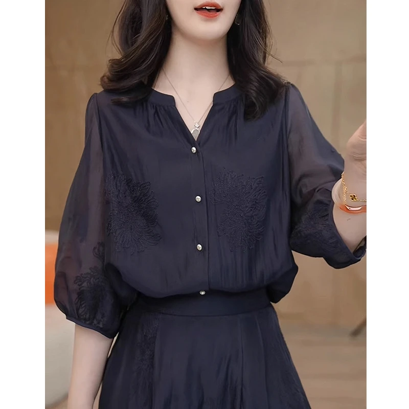 刺绣v领法式衬衫女2025夏季时尚显瘦减龄遮肉设计感中袖气质上衣