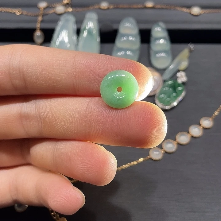 翡翠未镶嵌颈饰甜甜圈