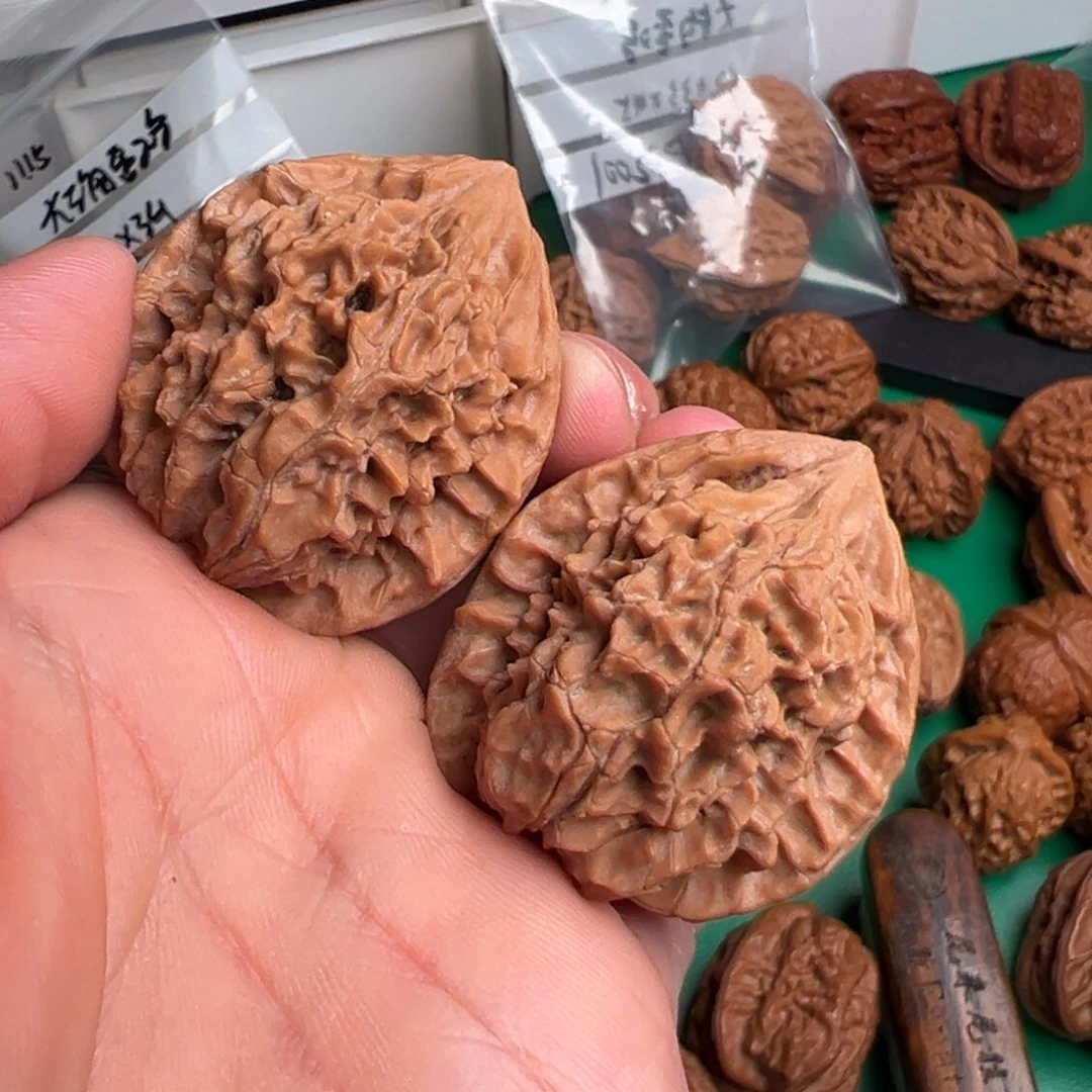 在***炼文玩核桃吊坠野生大帽鸡 36