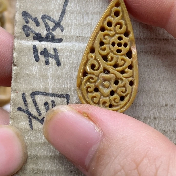 颈饰未镶嵌硅化珊瑚（珊瑚玉）九***天