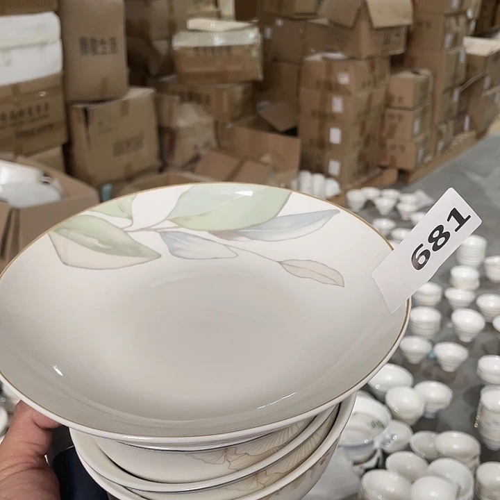 陶瓷681 号三个 6 寸面碗。一个 8 寸盘子