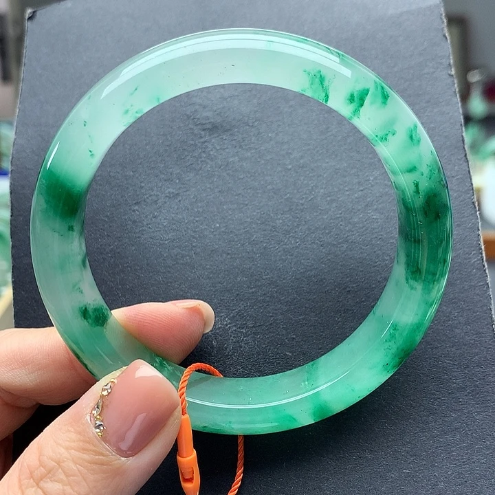 丫***m石英质玉未镶嵌手镯