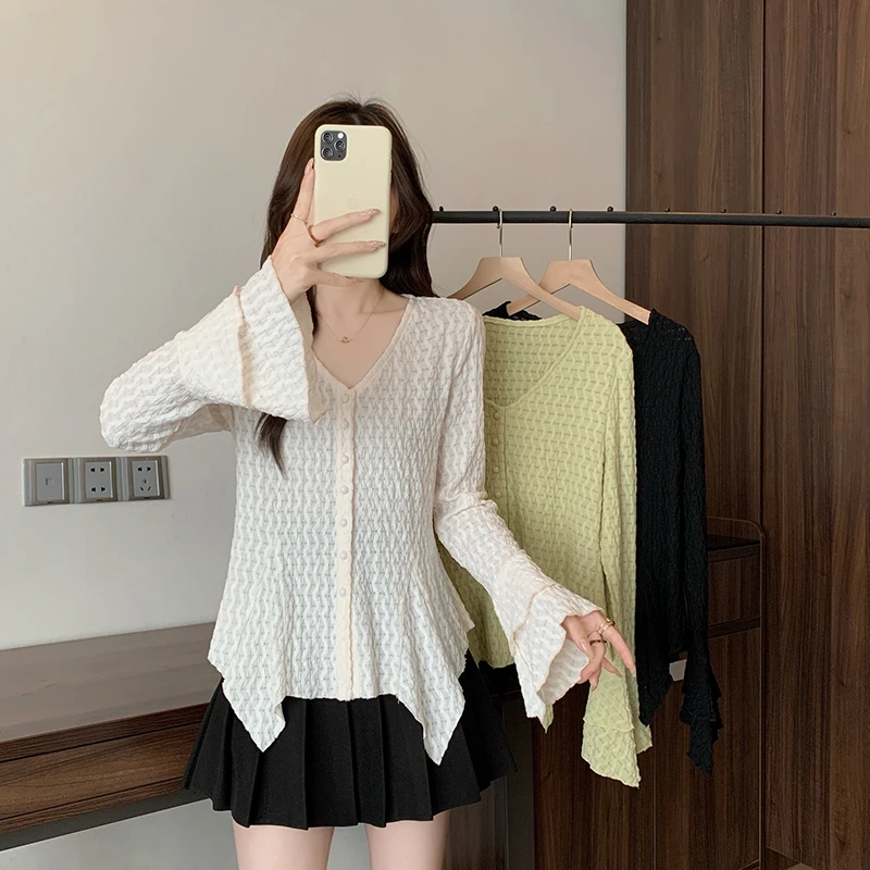 大码女装时尚韩版设计感喇叭袖显瘦衬衫春季新款百搭修身压褶上衣