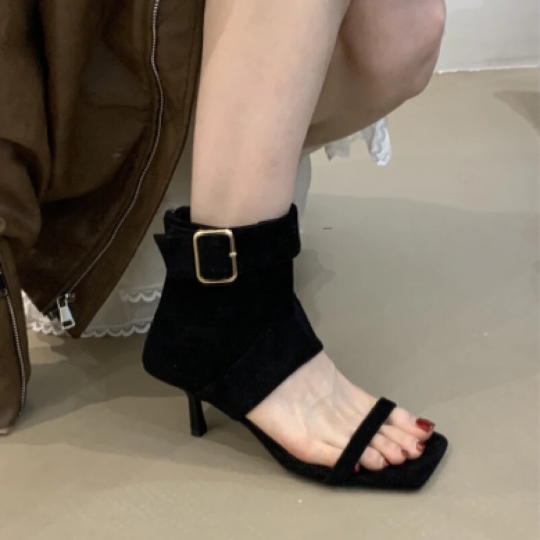 MDH-9918-2欧美风细跟凉靴2025网红复古绒面露趾皮带扣高跟凉靴