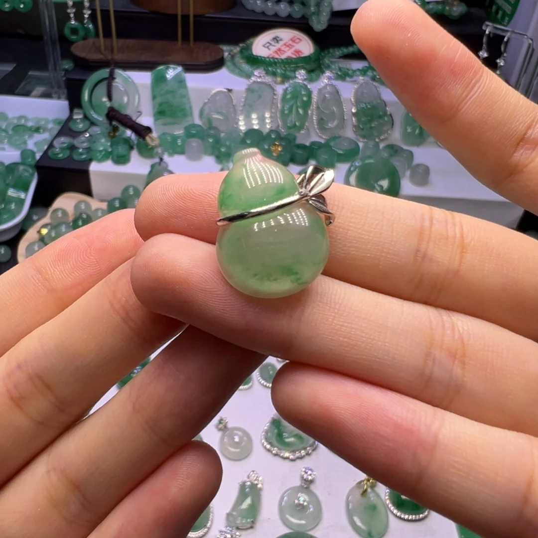 石英质玉（非洲翠）未镶嵌颈饰