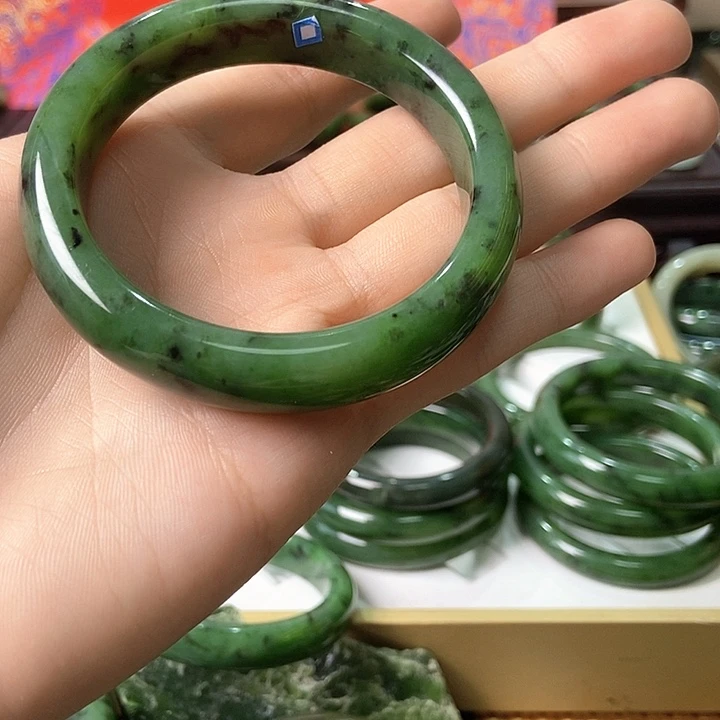 和田玉（碧玉）未镶嵌手镯