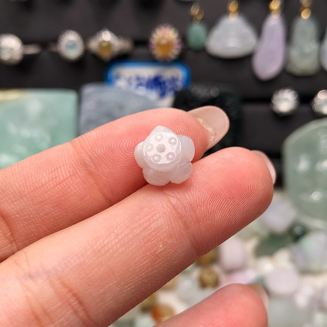 翡翠未镶嵌颈饰莲花