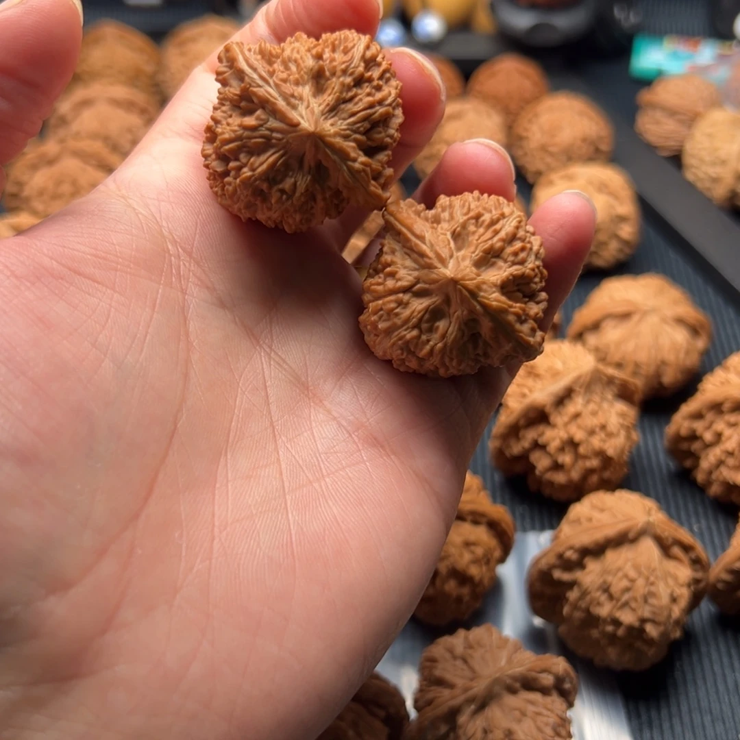 核桃南疆石全品无修文玩把件