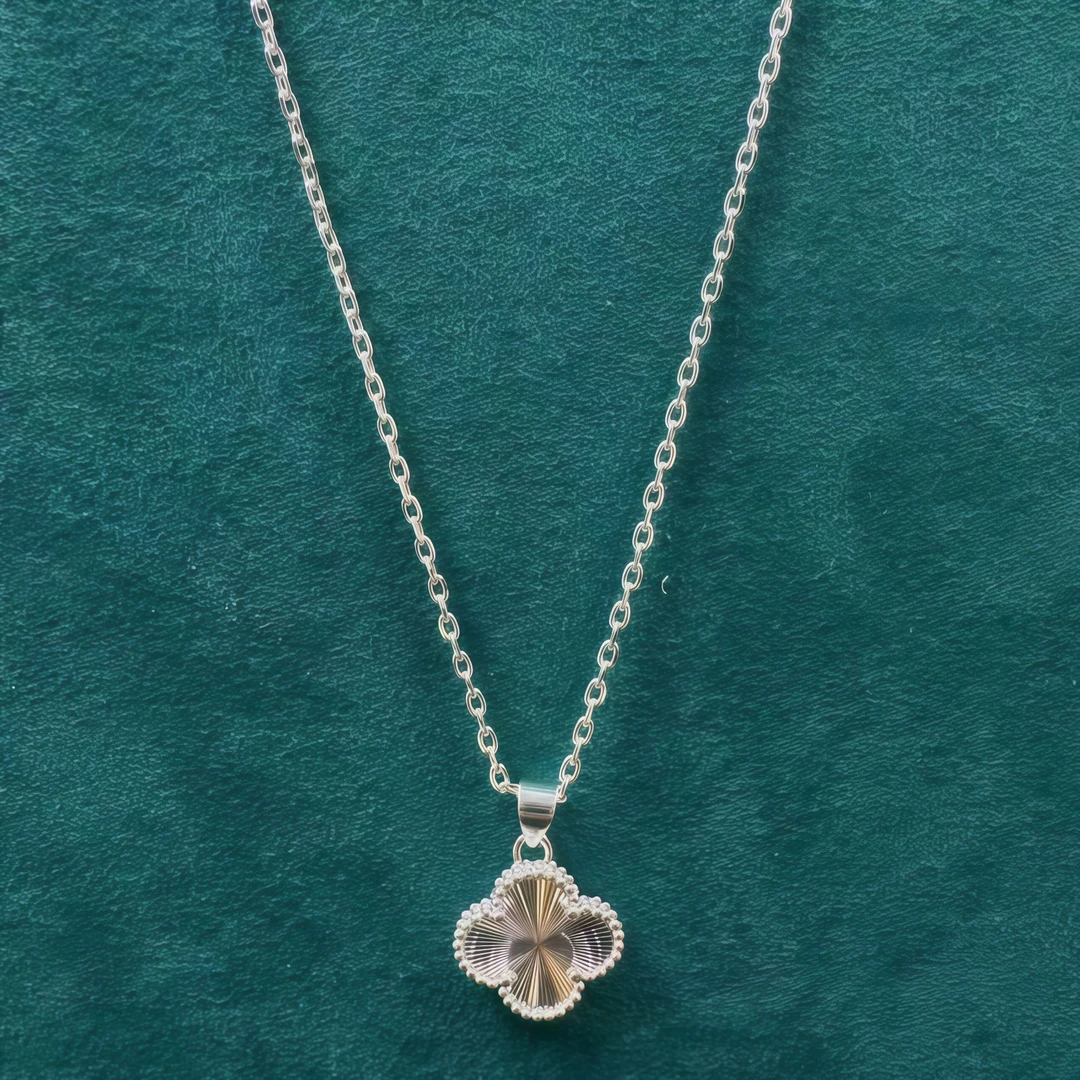 坠链均足银 镭射四叶草项链