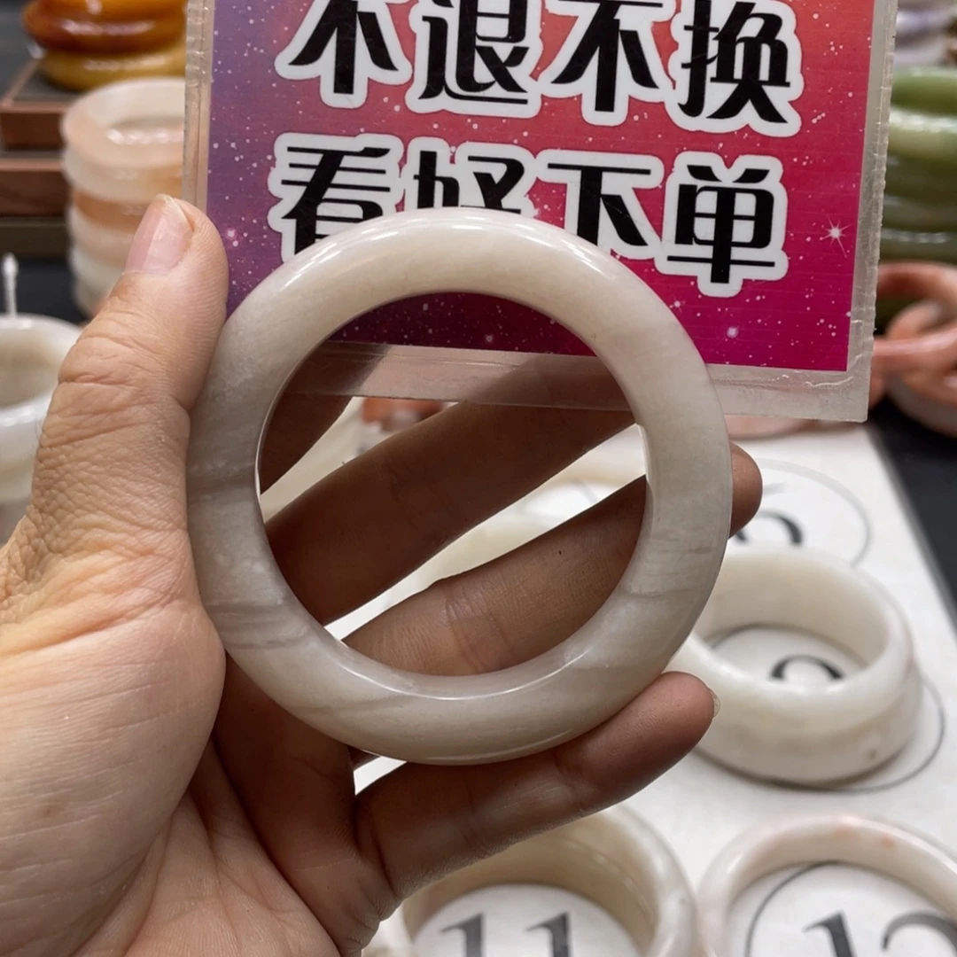 Y****未镶嵌手镯石英质玉