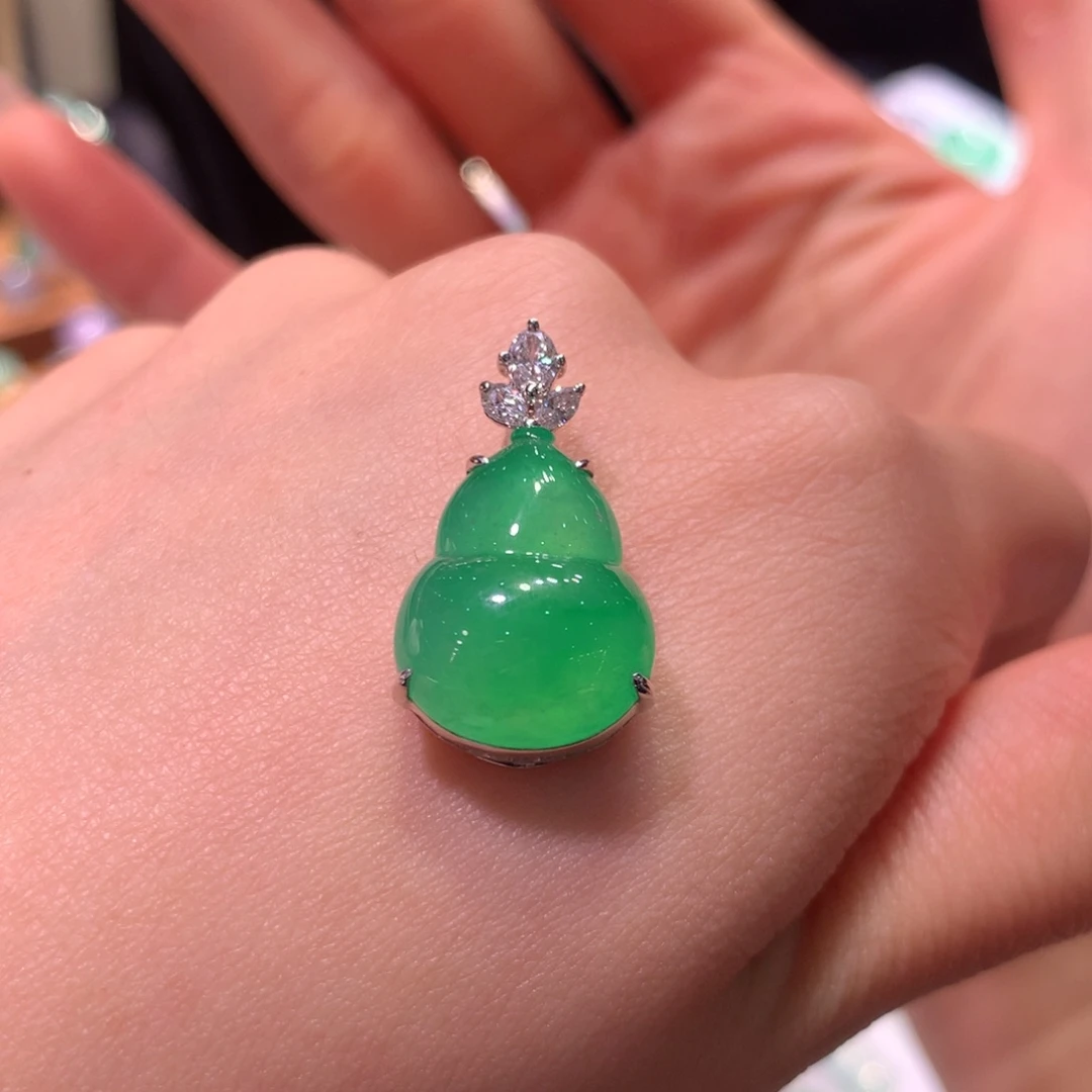 颈饰18K金镶嵌翡翠