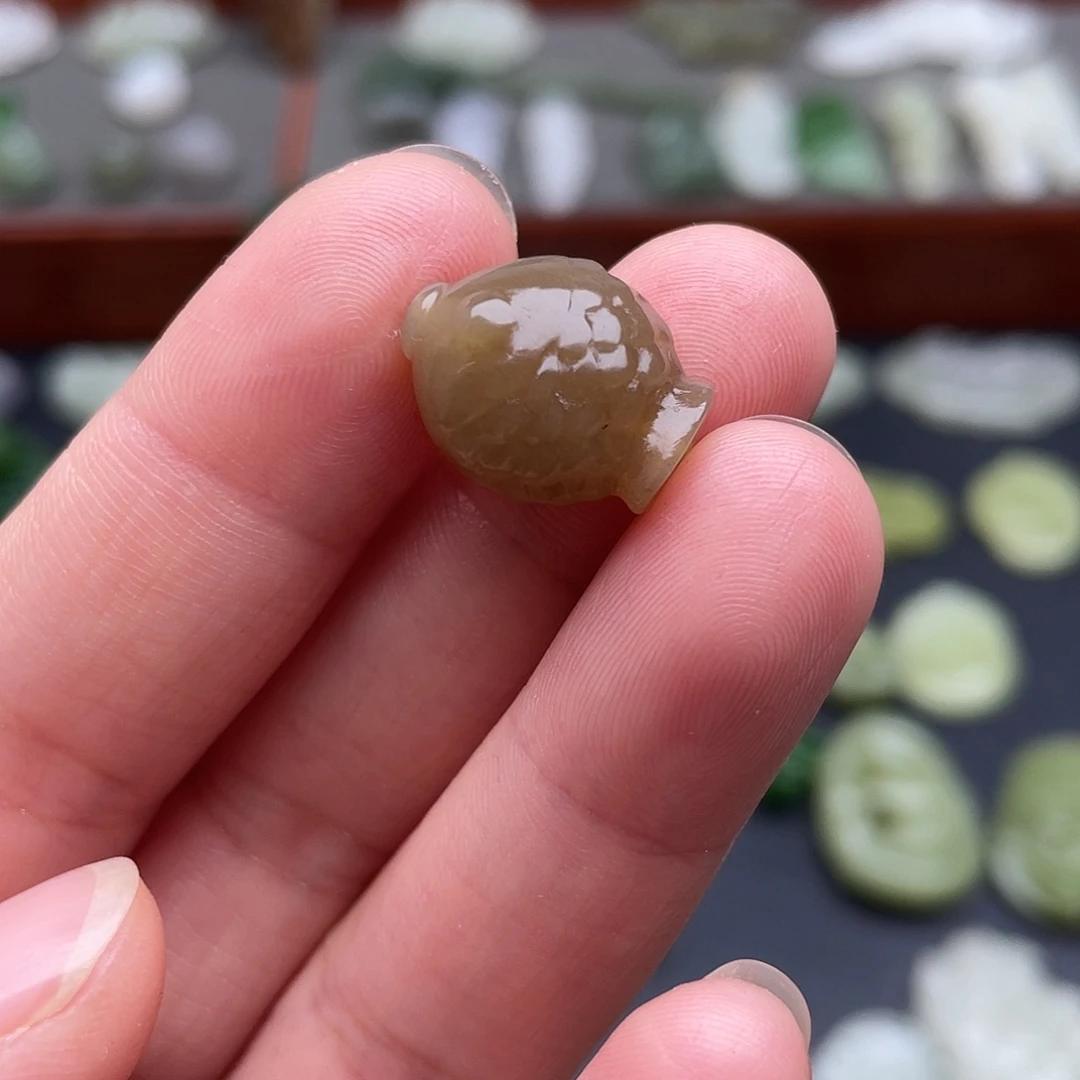 和田玉未镶嵌颈饰糖色小鱼小配饰