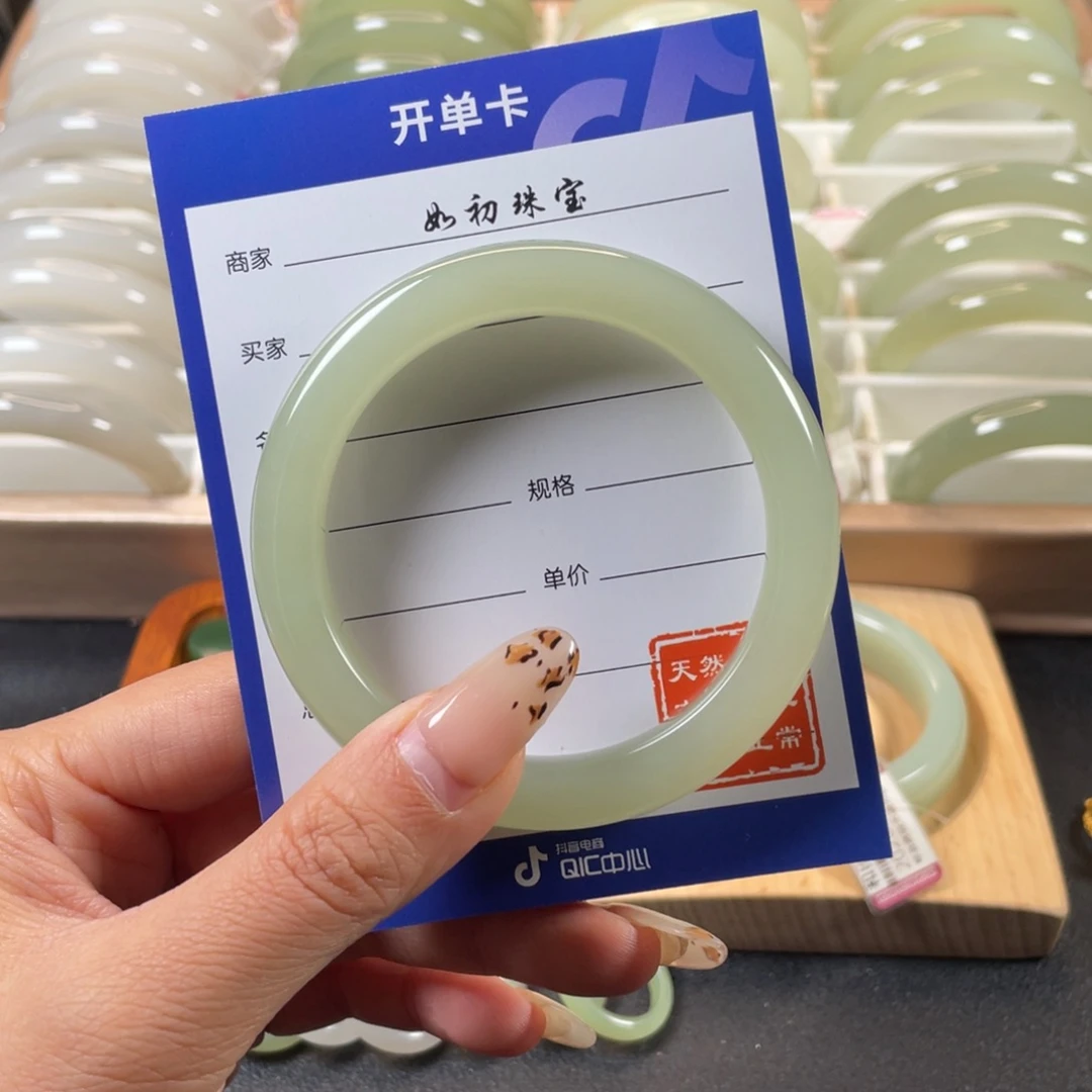 未镶嵌手镯和田玉俩***?