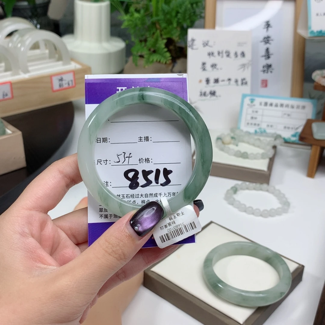 余***.石英质玉未镶嵌手镯