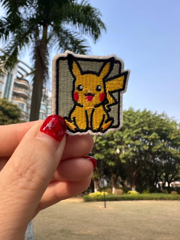 时尚卡通皮卡丘刺绣魔术贴贴DIY补丁贴衣服包包装饰贴自粘绣花章