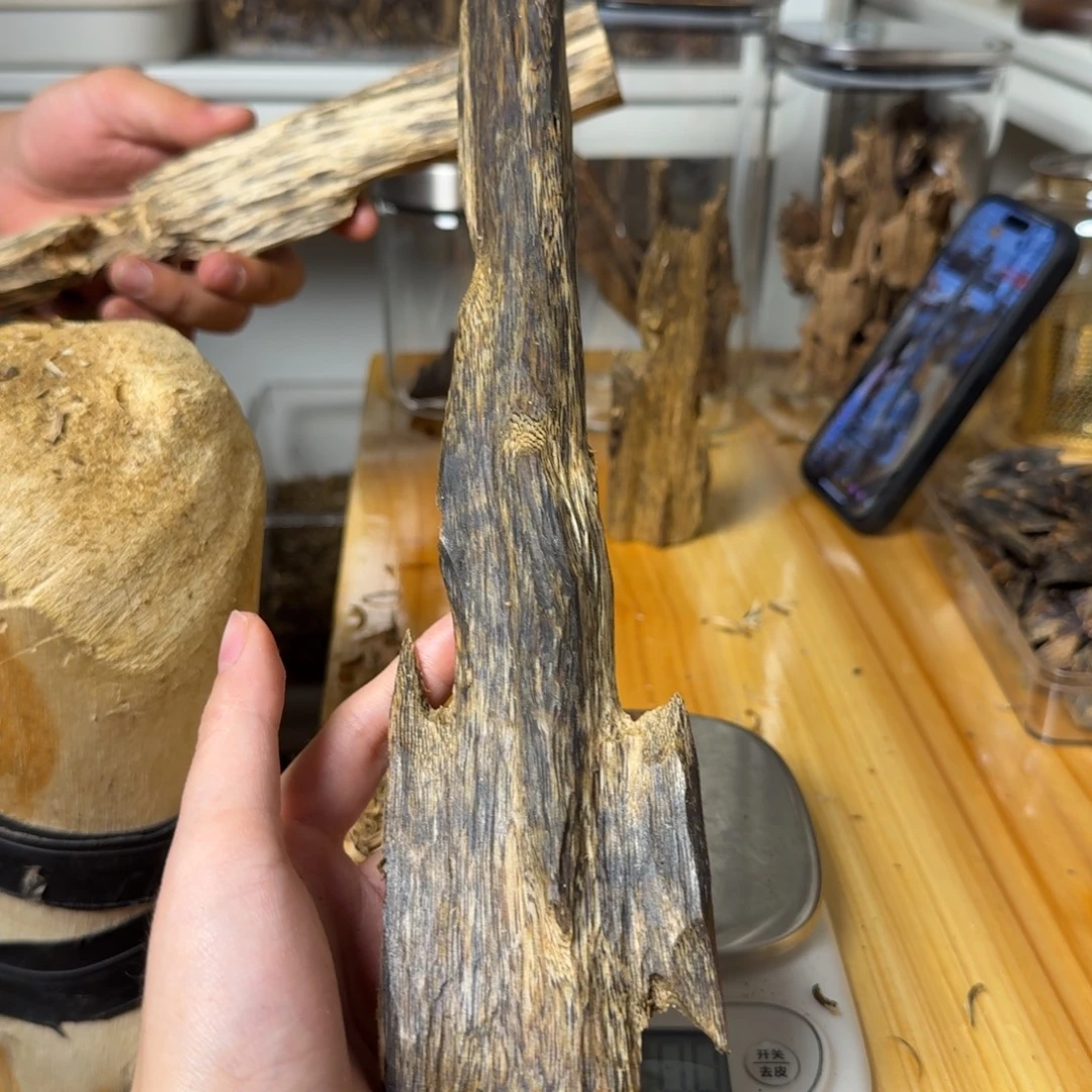 琳***琅沉香篮宝石虫漏香121克