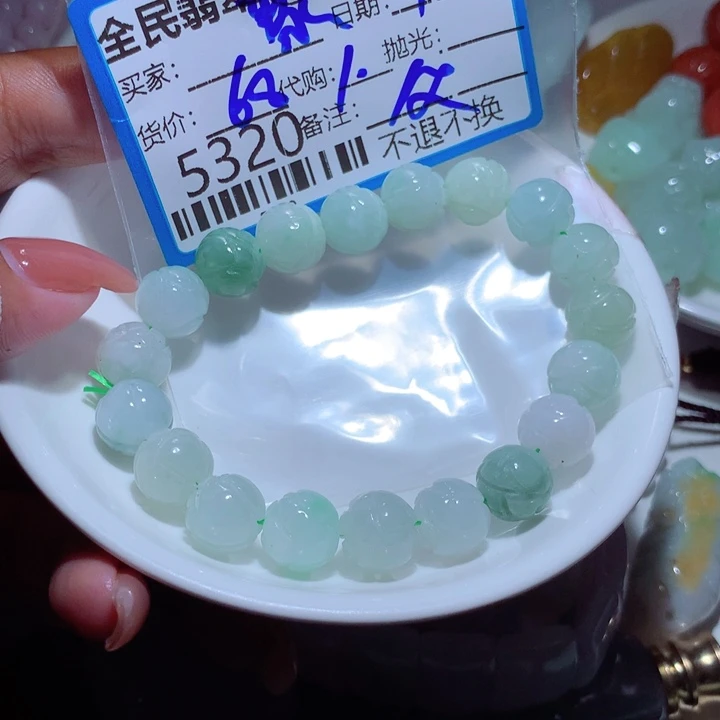 翡翠未镶嵌颈饰聚****鱼