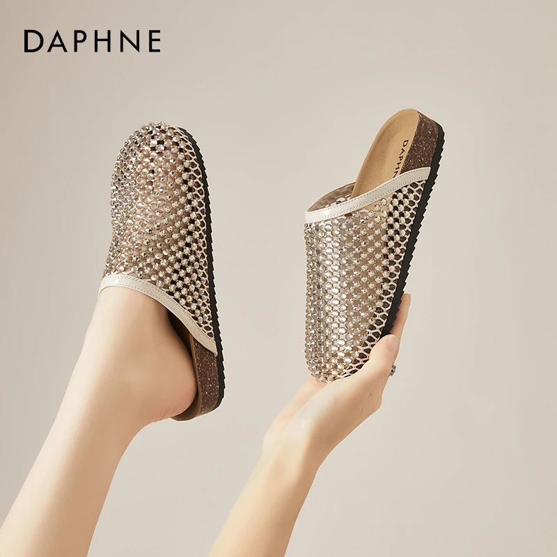 达芙妮金色水钻包头半拖鞋女2025秋季新款镂空透气渔网鞋穆勒凉拖