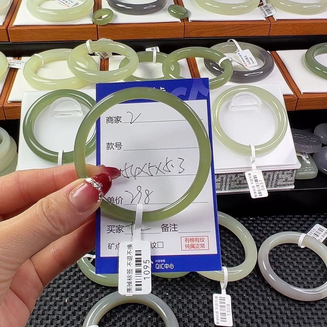 和田玉手镯未镶嵌十*娘