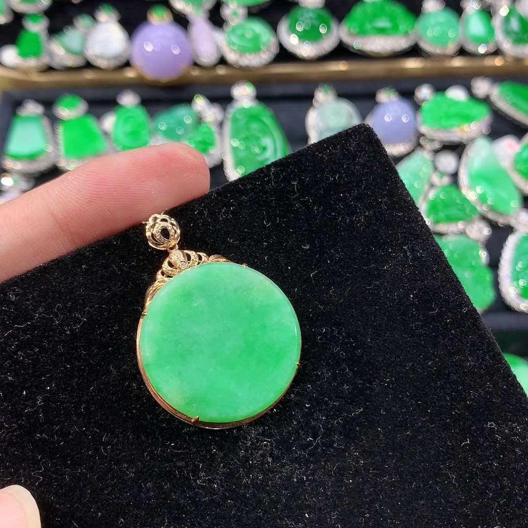 翡翠18K金镶嵌颈饰