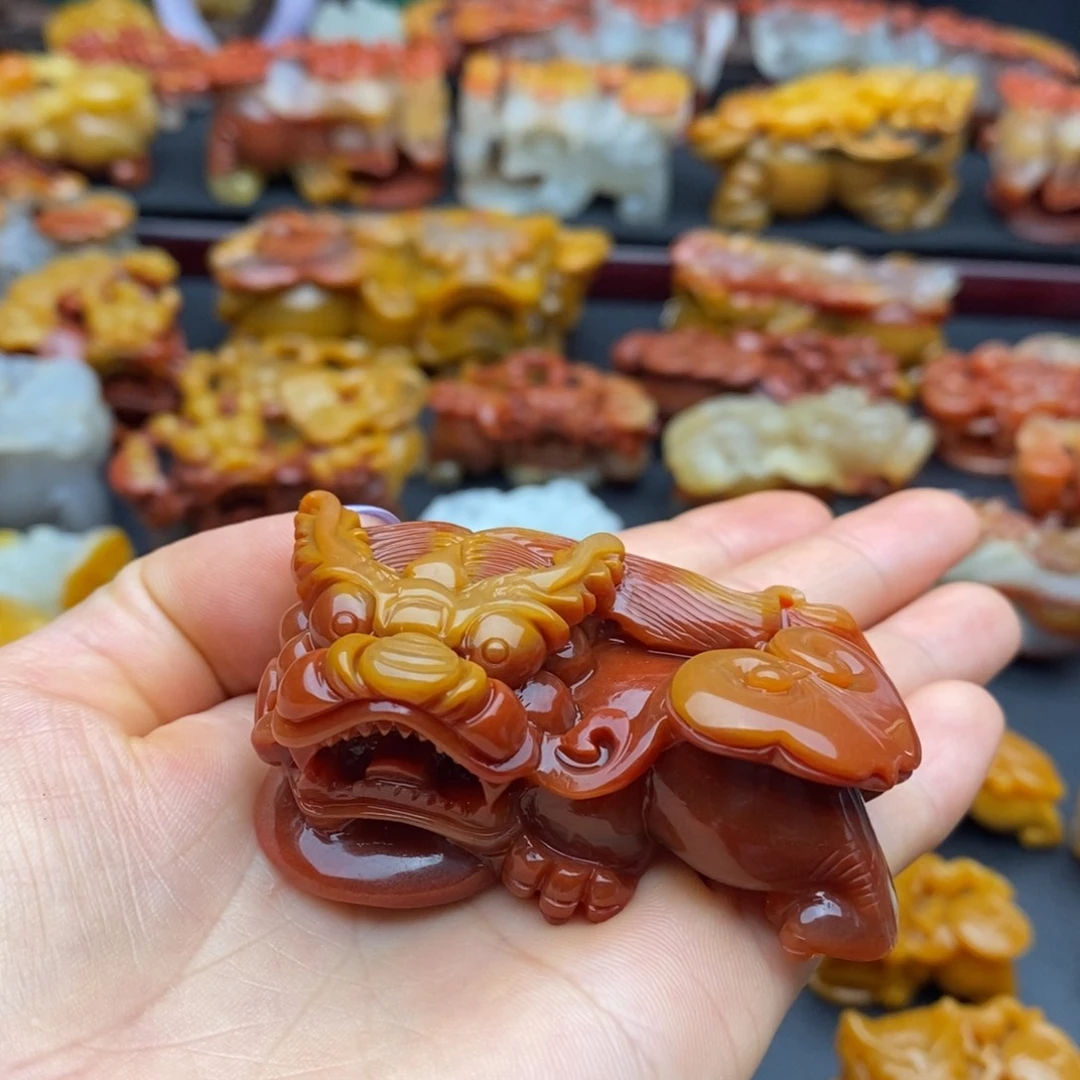 无****未镶嵌石英质玉（黄龙玉）颈饰