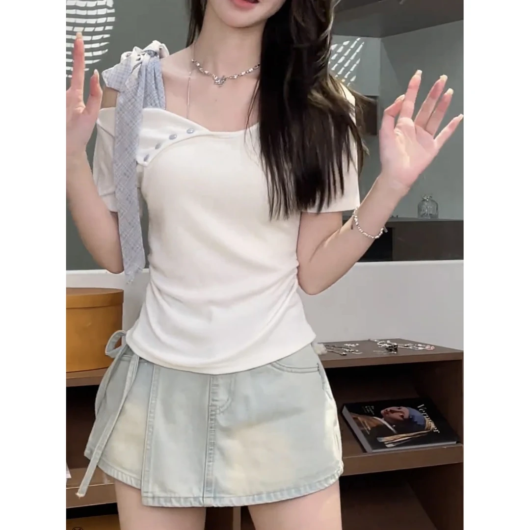 法式纯欲2025新款甜美风不规则绑带蝴蝶结纽扣修身短袖斜肩上衣出