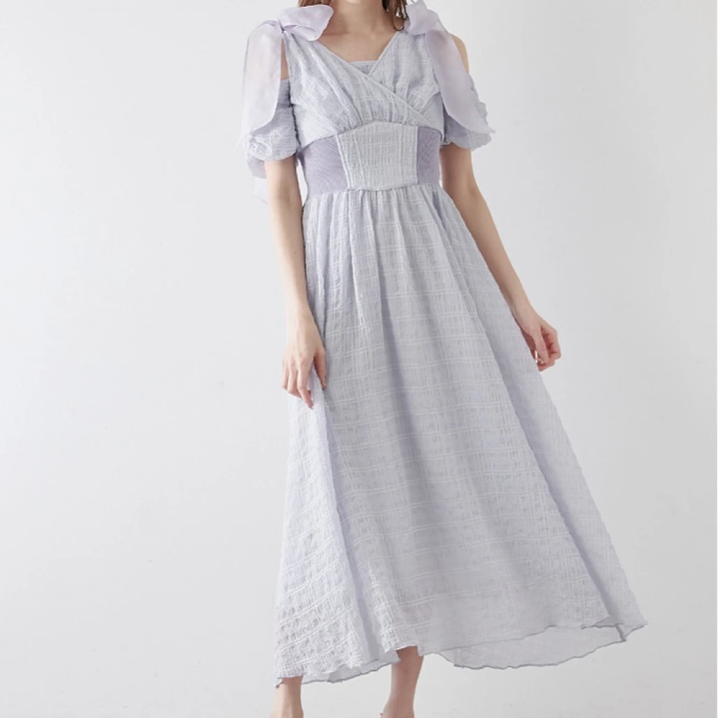 露肩收腰蝴蝶结肩带连衣裙