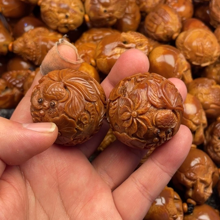 橄榄核吊坠張*一橄榄核手持