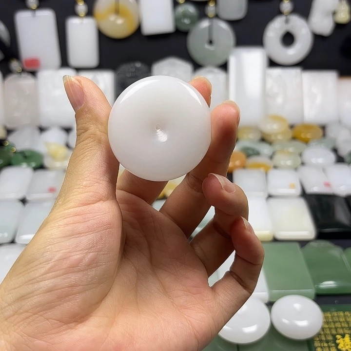 心***狠石英质玉（金丝玉）未镶嵌颈饰
