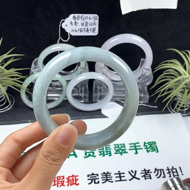 翡翠未镶嵌手镯44号。  57.6圈