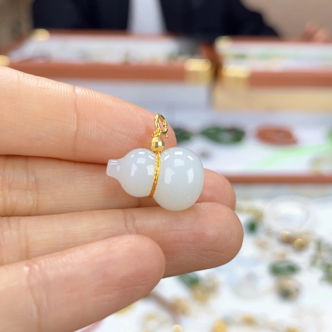 颈饰18K金镶嵌和田玉卡18.3