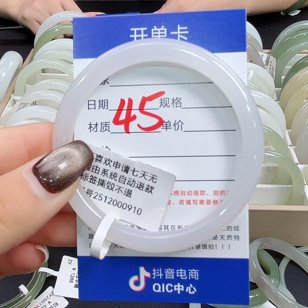未镶嵌手镯和田玉谁*谁