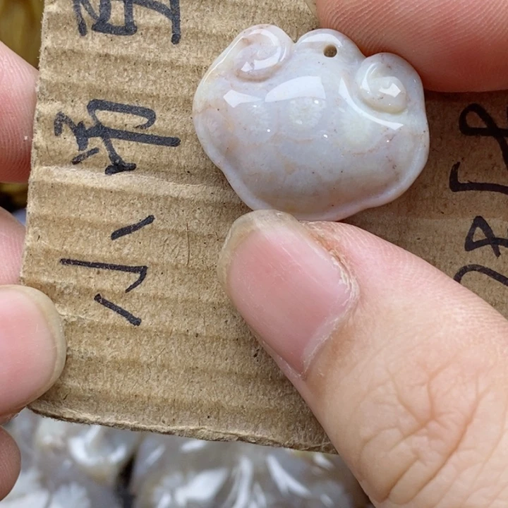颈饰未镶嵌硅化珊瑚（珊瑚玉）锦****玉