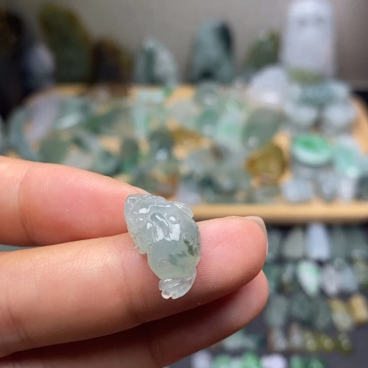 翡翠未镶嵌颈饰金蟾