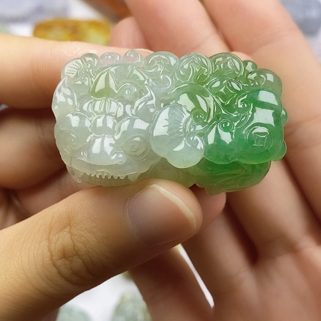 翡翠未镶嵌颈饰貔貅